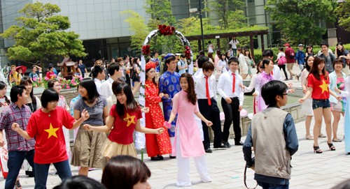 Vì vậy, các sinh viên đã công phu tái hiện một đám cưới truyền thống với áo dài, khăn xếp đậm chất Việt Nam tại xứ sở hoa anh đào.